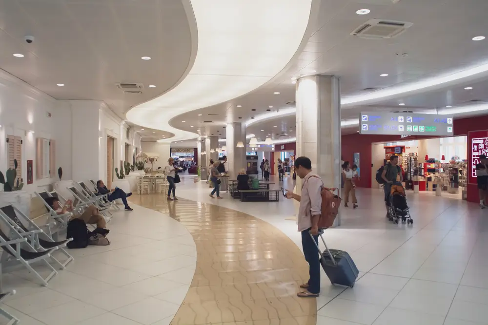 Decolli e atterraggi: l'Aeroporto di Bari Karol Wojtyla 5 cosa fare aeroporto di bari