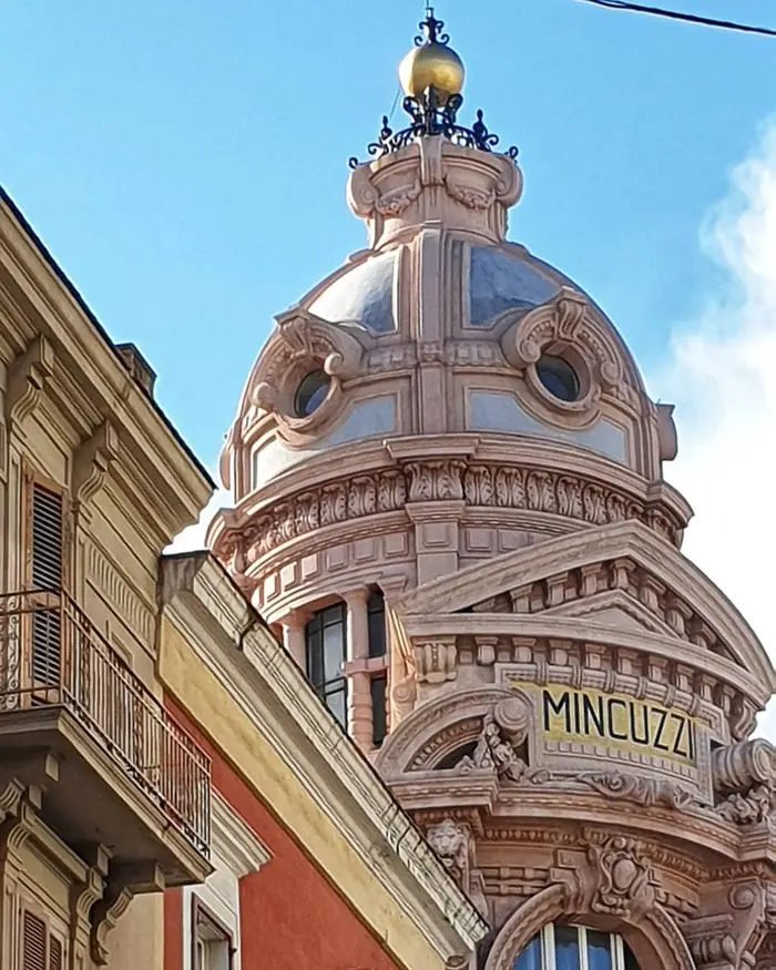 Esplora la bellezza di Palazzo Mincuzzi: un edificio unico nel centro di Bari 8 cupola palazzo mincuzzi via sparano bari