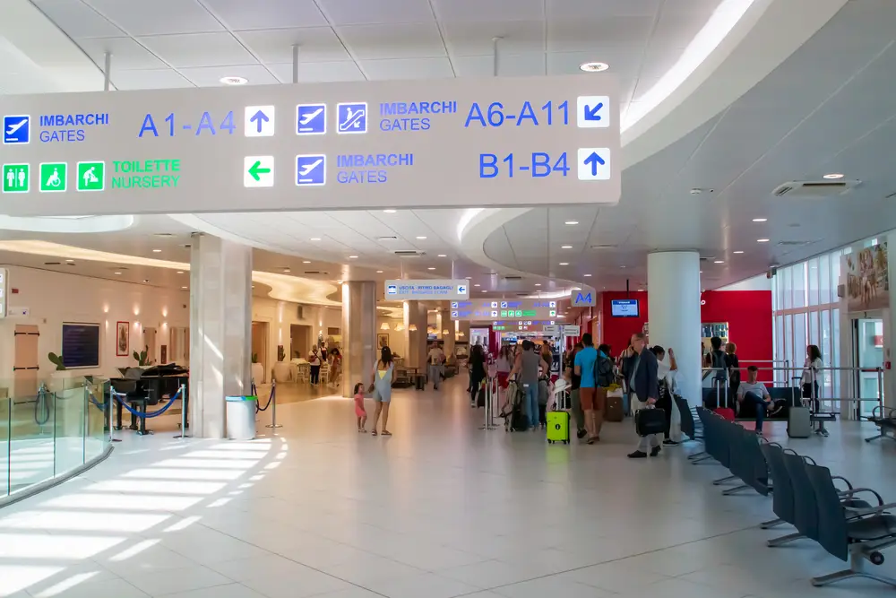 Decolli e atterraggi: l'Aeroporto di Bari Karol Wojtyla 3 terminal aeroporto di bari