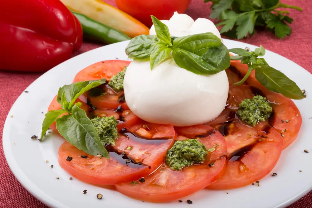 Cosa comprare a Bari? Guida ai souvenir ed ai prodotti tipici pugliesi da acquistare 16 burrata pugliese con contorno pomodori