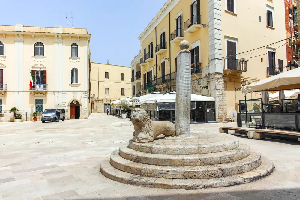 colonna della giustizia piazza mercantile bari