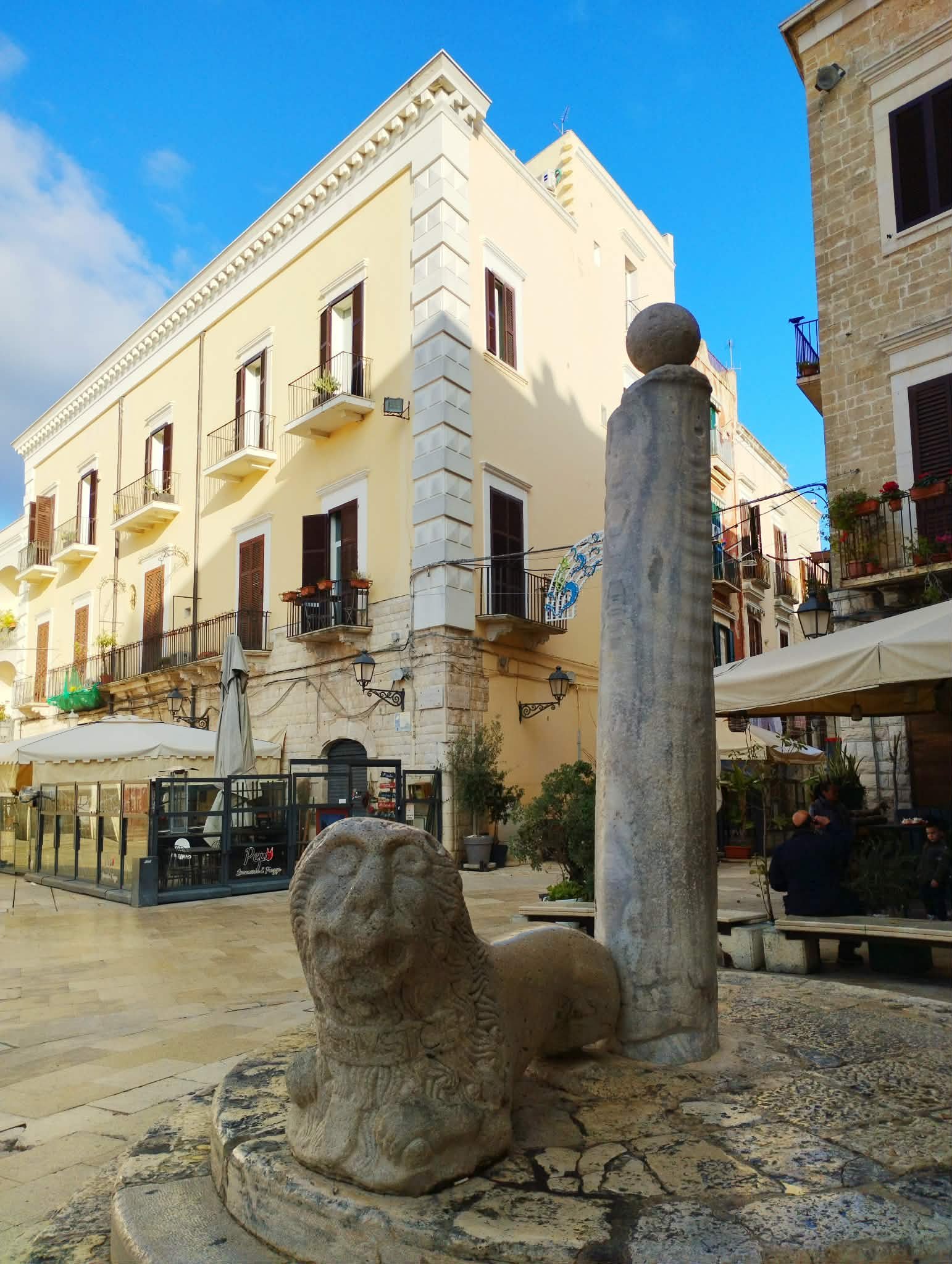 cosa vedere piazza mercantile bari puglia
