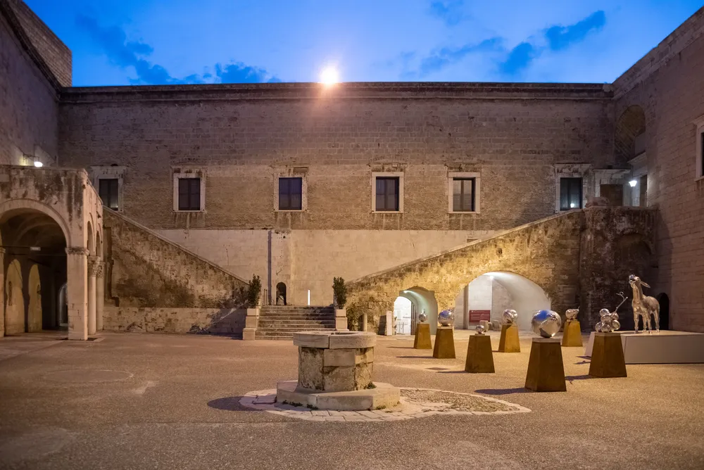 corte del castello svevo normanno bari