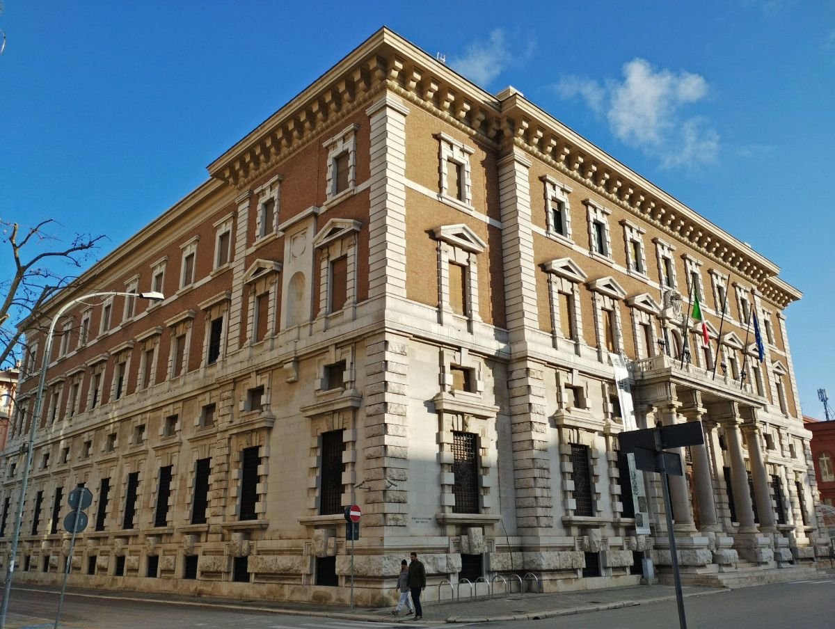 Corso Cavour: il paradiso dello shopping nel centro di Bari 11 edificio banca italia corso cavour bari