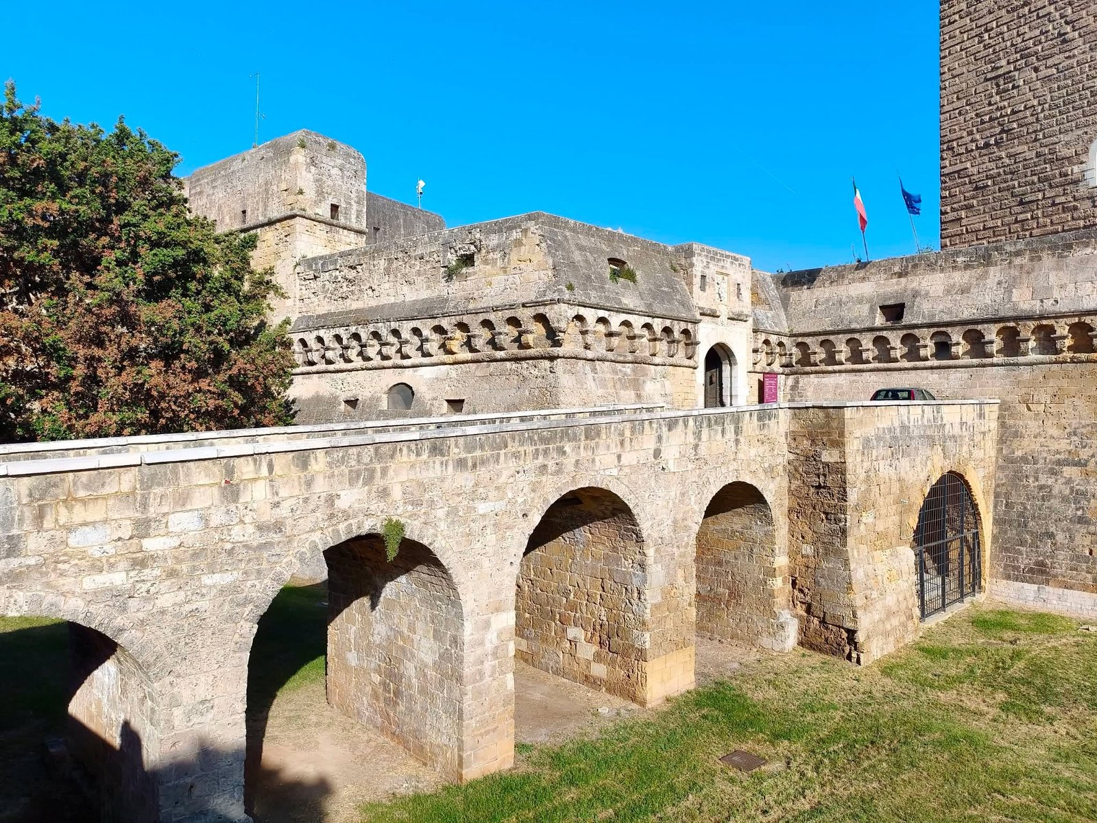 ingresso castello normanno svevo bari
