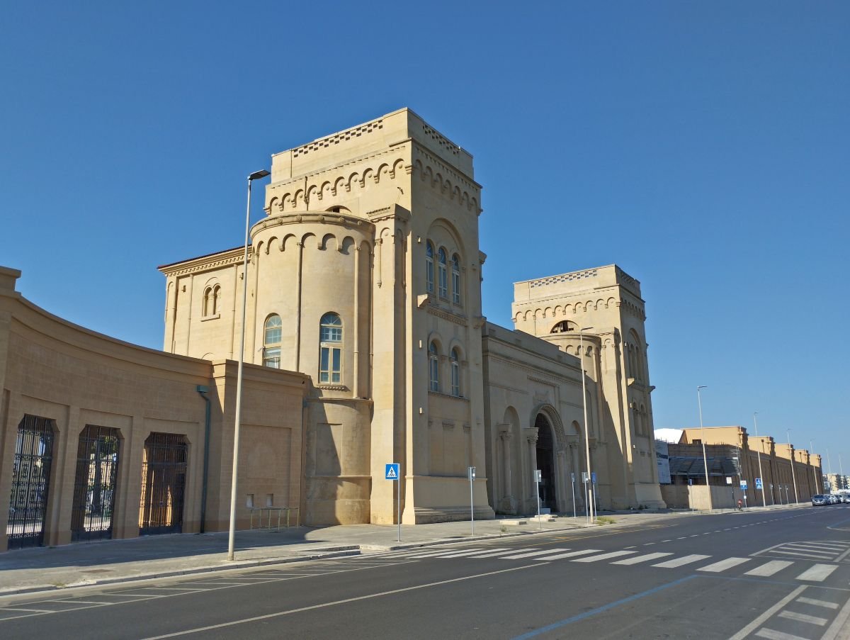 ingresso monumentale alla fiera del levante di bari