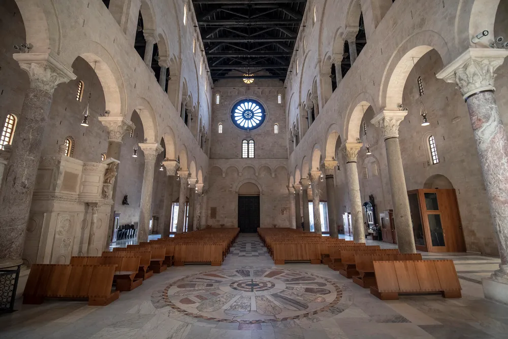 interno cattedrale di bari vecchia