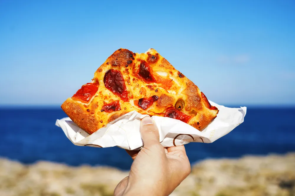 Cosa comprare a Bari? Guida ai souvenir ed ai prodotti tipici pugliesi da acquistare 12 la vera focaccia barese dove si mangia