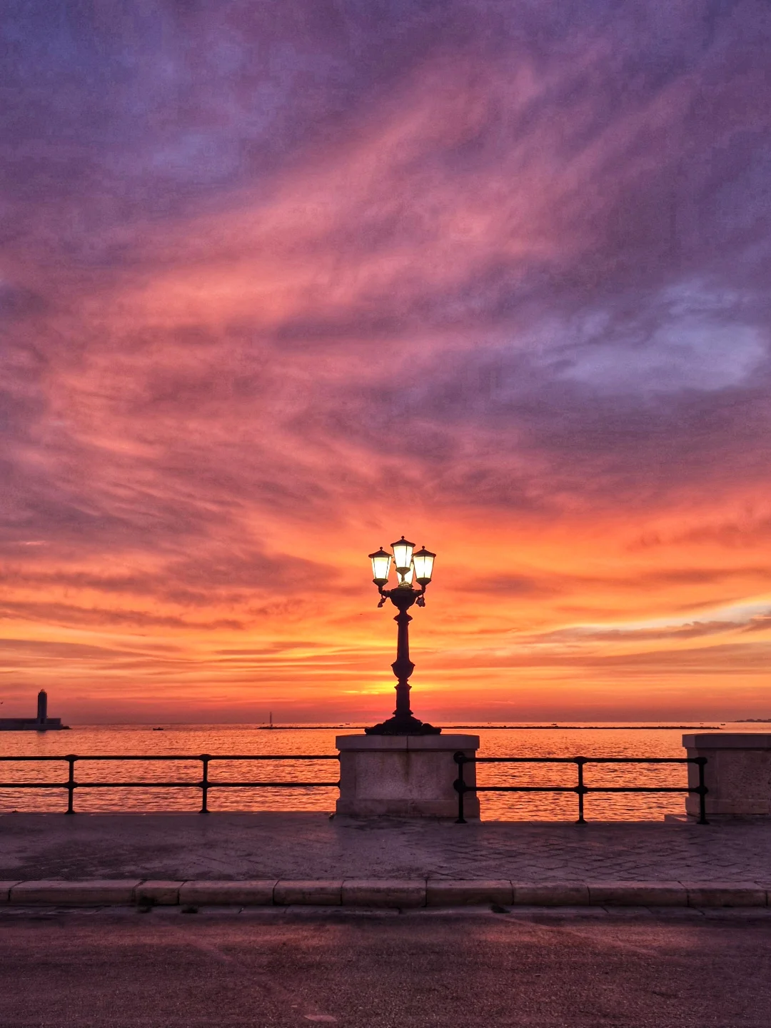 lampione lungomare di bari alba