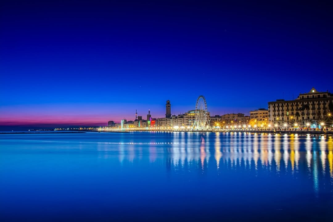lungomare di bari al tramonto
