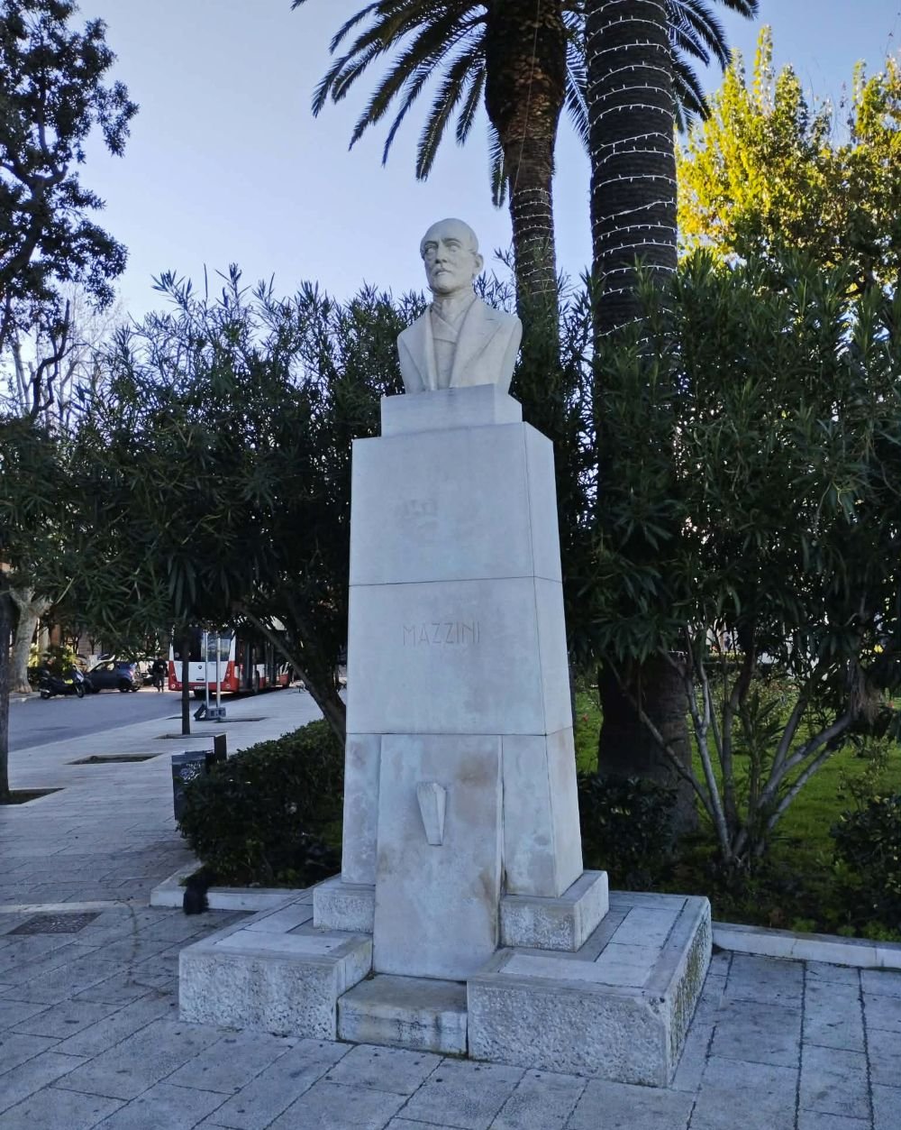 monumento giuseppe mazzini bari