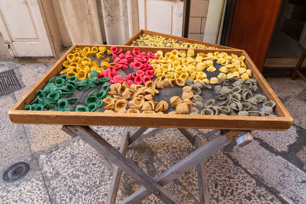 orecchiette colorate a bari vecchia