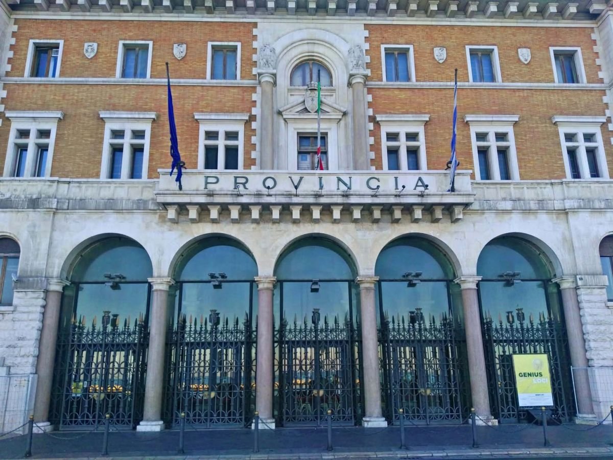 Quali sono le zone più pericolose di Bari? 4 palazzo provincia bari rione madonnella