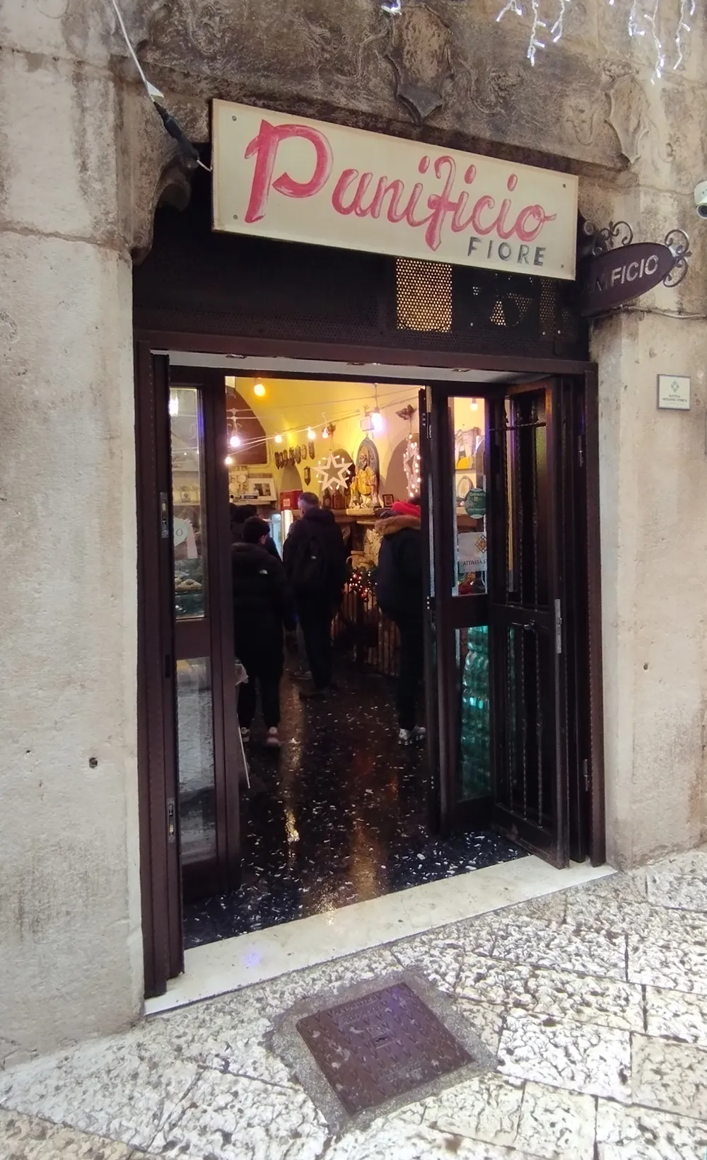 Dove mangiare i migliori panzerotti a Bari (senza ustionarsi) 3 panificio fiore bari vecchia