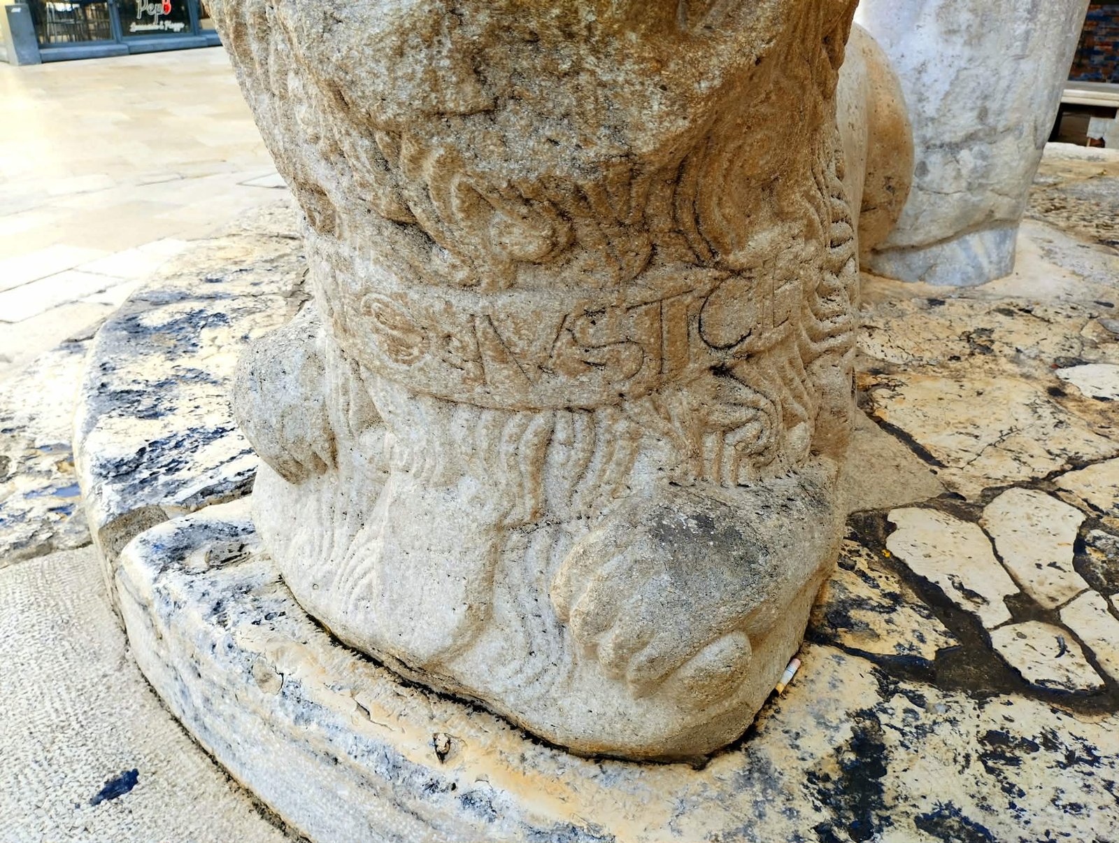 scritta in latino colonna infame piazza mercantile bari