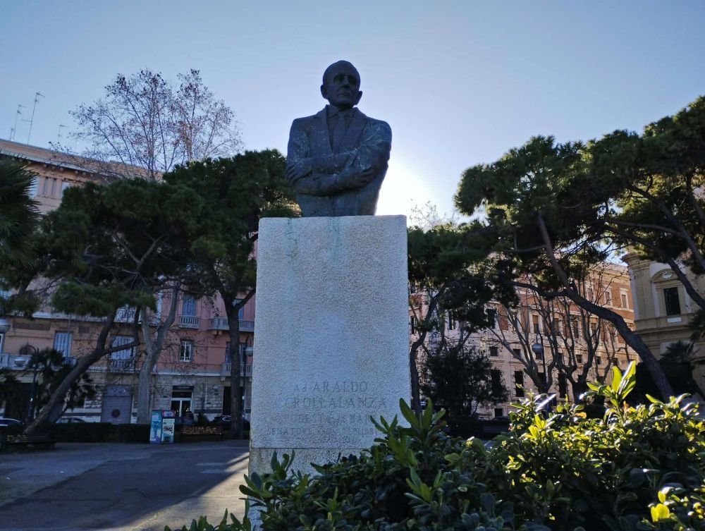 statua araldo crollalanza bari