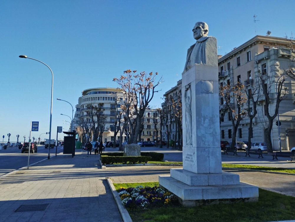 statua armando diaz lungomare bari