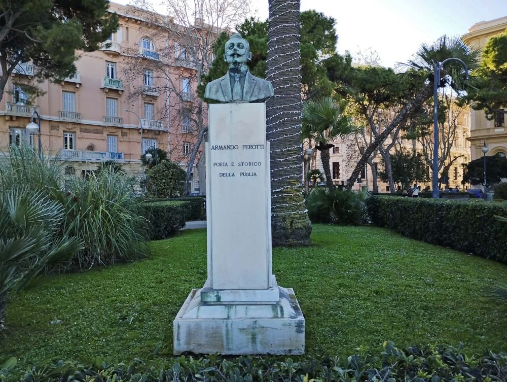 statua armando perotti bari