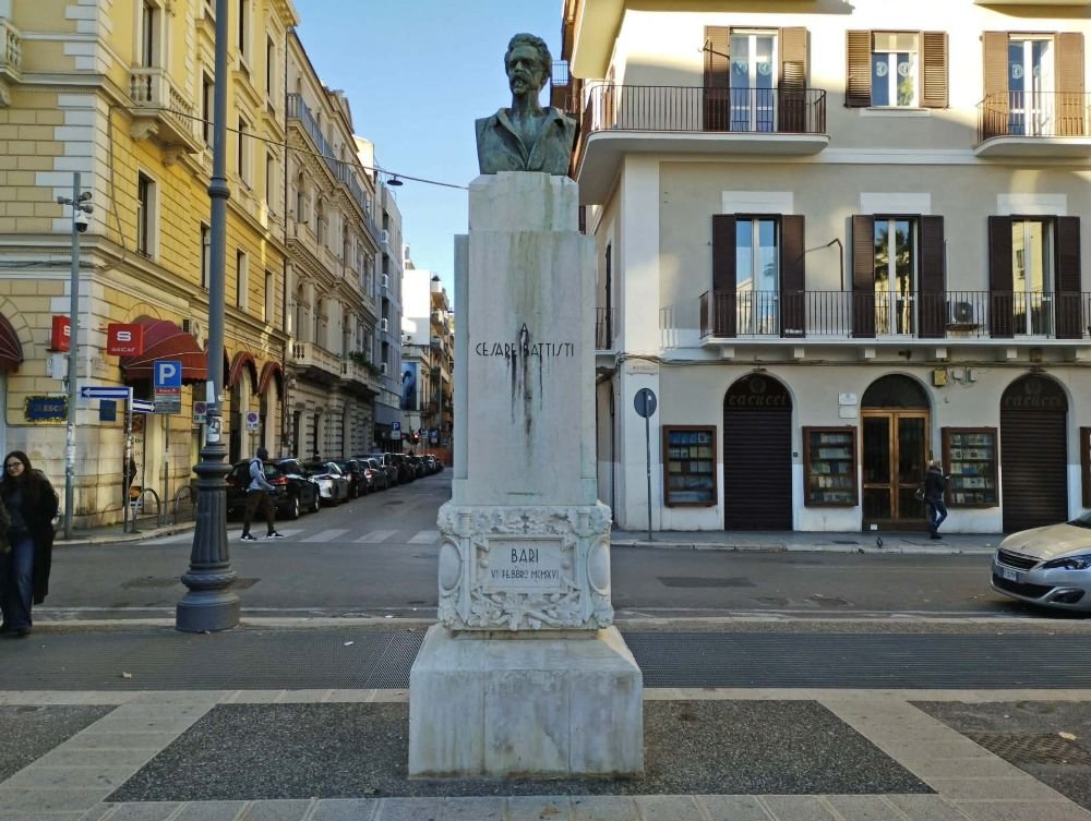 statua cesare battisti bari