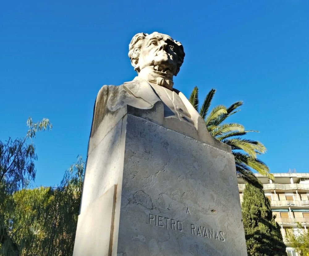 statua pietro ravanas piazza garibaldi bari