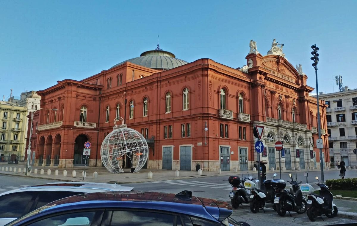 Corso Cavour: il paradiso dello shopping nel centro di Bari 10 teatro petruzzelli natale corso cavour bari