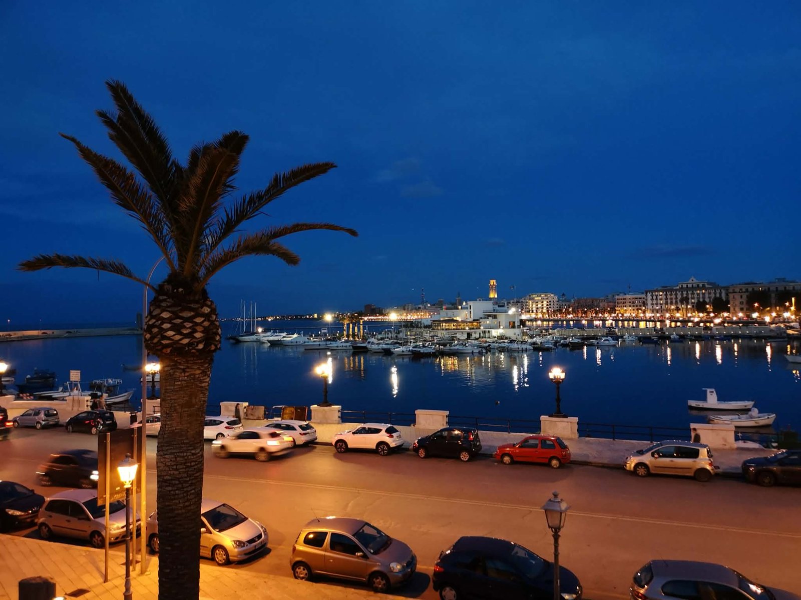 L'ora d'oro di Bari: dove guardare il tramonto sul mare 4 tramonto dalla muraglia di bari vecchia