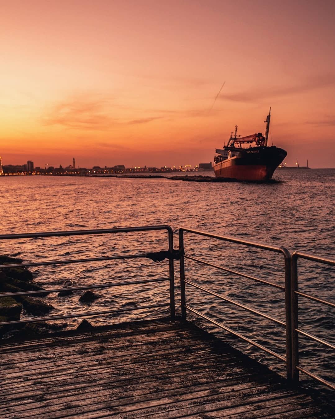 L'ora d'oro di Bari: dove guardare il tramonto sul mare 5 tramonto spiaggia pane e pomodoro bari
