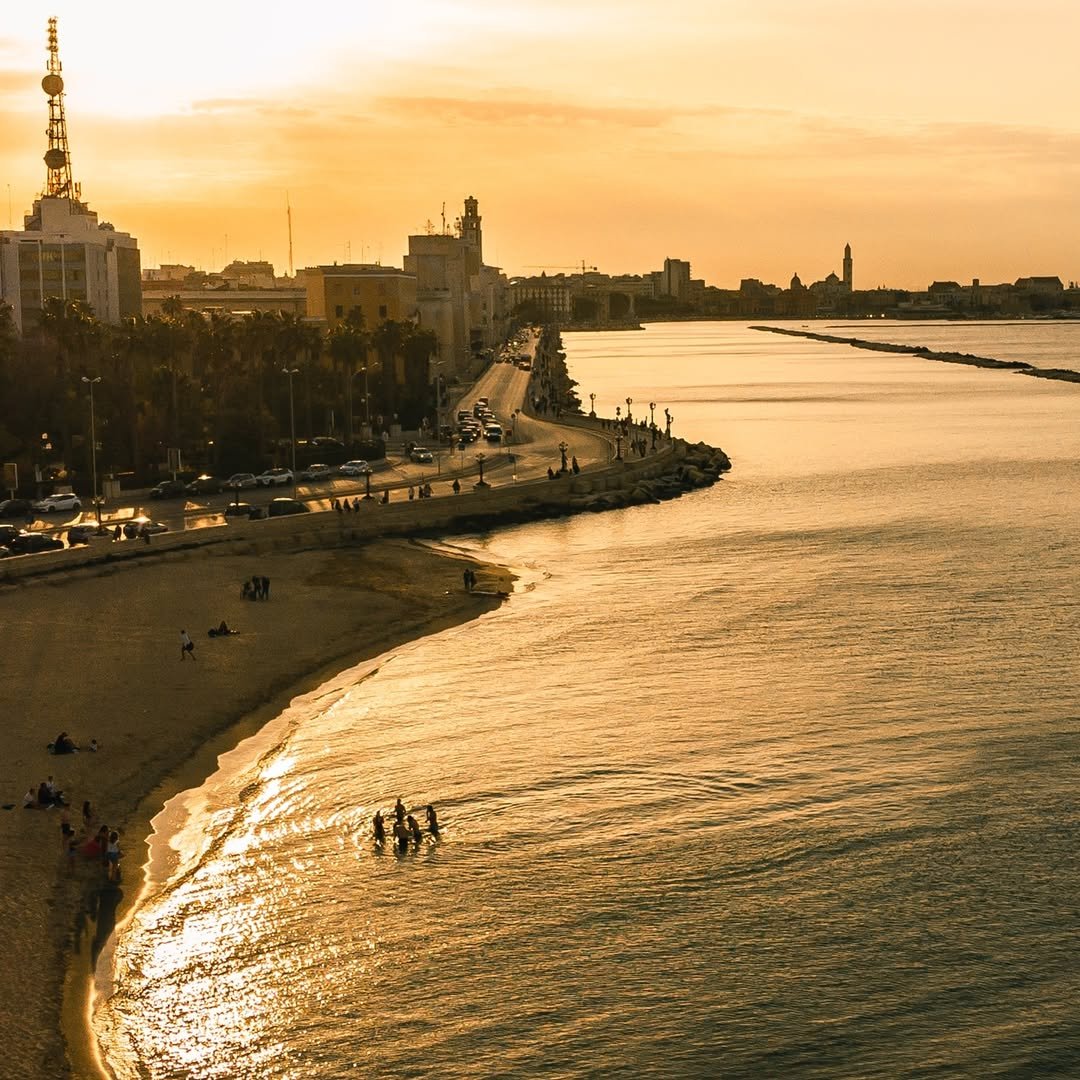 veduta aerea spiaggia pane e pomodoro bari al tramonto
