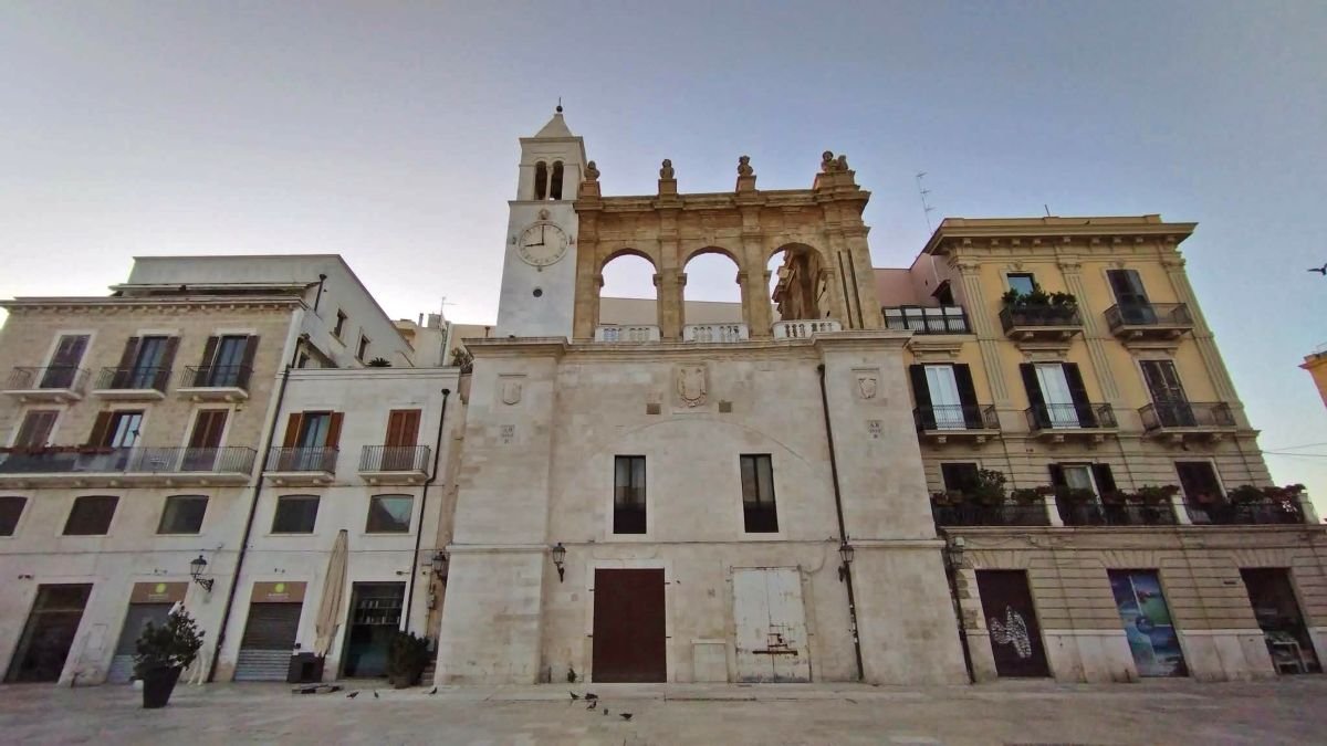 vista su palazzo del sedile piazza mercantile bari vecchia