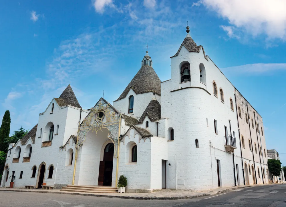 chiesa trullo alberobello