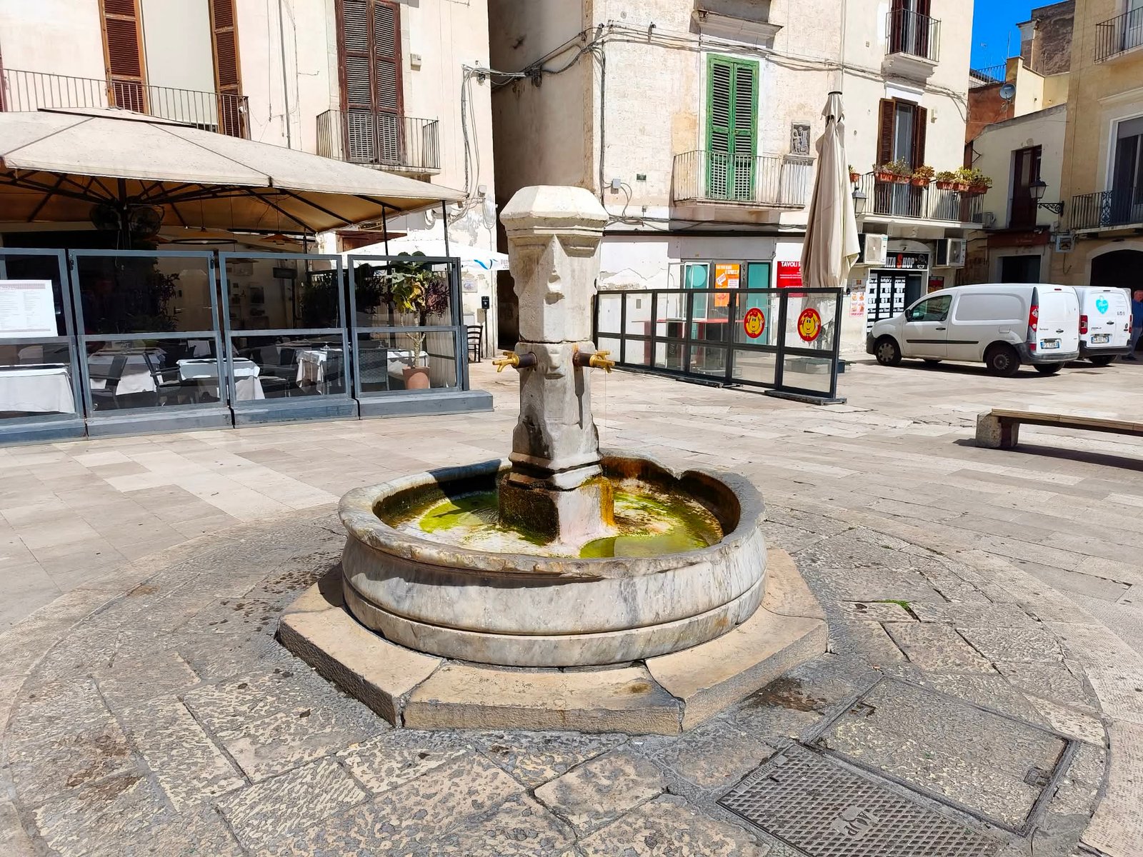 fontana della pigna piazza mercantile bari vecchia